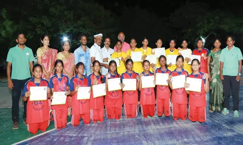 கூடைப்பந்து போட்டியில் வெற்றி பெற்றவர்களுக்கு பரிசு