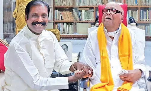 இந்தித் திணிப்பு எதிர்ப்பு என்பது அவர் நீட்டிப் பிடித்த நெருப்பு.. கருணாநிதிக்கு வைரமுத்து புகழஞ்சலி