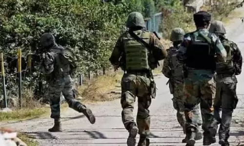 ஜம்மு-காஷ்மீர் எல்லையில் ஊடுருவ முயன்ற 2 பயங்கரவாதிகள் சுட்டுக்கொலை