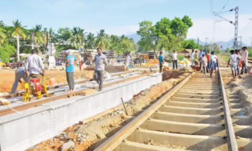 சுரங்க பாதை அமைக்க ரெயில்வே தண்டவாளத்தில் கர்டர் பாலம் அமைக்கும் பணி தீவிரம்