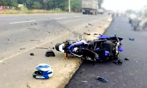 மைல் கல் மீது பைக் மோதி எலக்ட்ரீசியன் சாவு