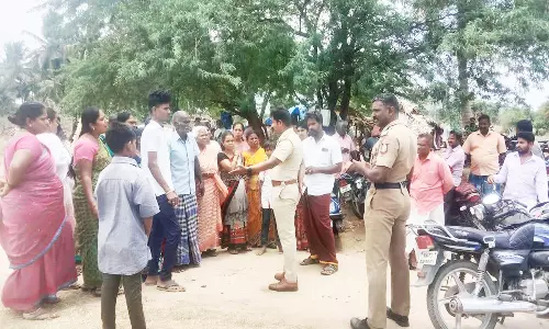 பெண் கிராம நிர்வாக அலுவலரை சிறை பிடித்த பொது மக்கள்