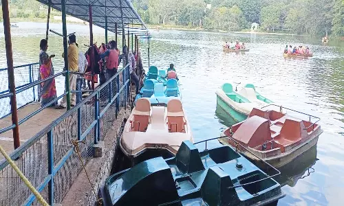 சுற்றுலா பயணிகள் இன்றி வெறிச்சோடிய படகு சவாரி இல்லம்