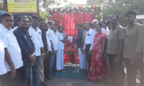 நினைவு நாளை முன்னிட்டு கருணாநிதி உருவப்படத்திற்கு தி.மு.க.வினர் மாலை அணிவித்து மரியாதை