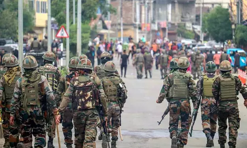 வன்முறை தொடர்வதால் மத்திய அரசு நடவடிக்கை- மணிப்பூருக்கு கூடுதல் ராணுவம் விரைந்தது