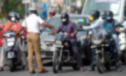 திருச்செங்கோட்டில் போக்குவரத்து விதிமுறையை மீறிய 2 வாகனங்கள் பறிமுதல்