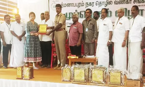 நகர தொழில் வணிகர் சங்கம் சார்பில் பொதுத்தேர்வில் சாதனை படைத்த மாணவ-மாணவிகளுக்கு பரிசுகள்