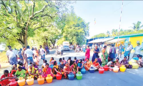 பவானி அருகே  காலிகுடங்களுடன் பெண்கள் சாலை மறியல்