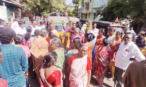 குடிநீர் கேட்டு பொதுமக்கள் திடீர் சாலை மறியல்