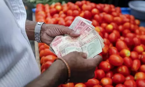 தக்காளி கிலோ ரூ.50-க்கு விற்பனை-பொது மக்கள் மகிழ்ச்சி