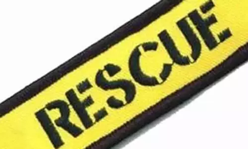 தாய் ஏறுவதற்குள் ரெயில் புறப்பட்டது- மின்சார ரெயிலில் தவித்த சிறுவனை மீட்ட போலீசார்