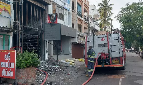 கோவையில் அழகு சாதன பொருட்கள் கடையில் பயங்கர தீ விபத்து