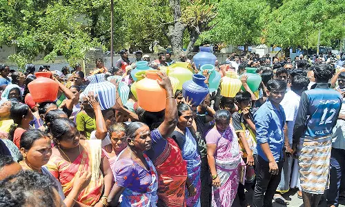 சீரான குடிநீர் கேட்டு காலிக்குடங்களுடன் கலெக்டர் அலுவலகத்தை முற்றுகையிட்ட கிராம மக்கள்