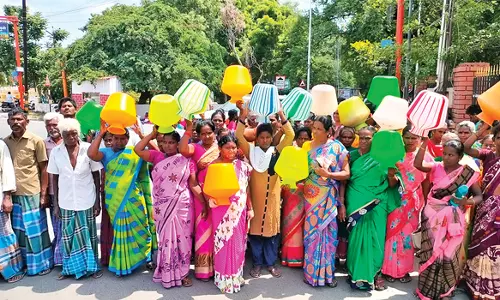 குடிநீர் கேட்டு காலி குடங்களுடன் கலெக்டர் அலுவலகம் முற்றுகை