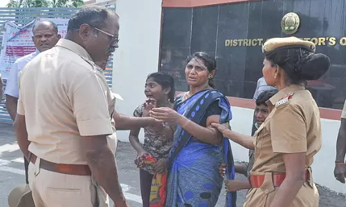 சேலம் கலெக்டர் அலுவலகத்தில்இளம்பெண் தீக்குளிக்க முயற்சி