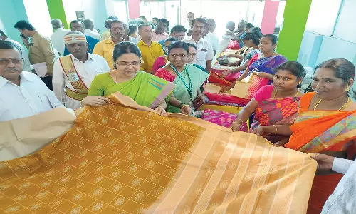 தேசிய கைத்தறி தின  விழாவை முன்னிட்டு திண்டுக்கல்லில் கண்காட்சி, இலவச மருத்துவ முகாம்