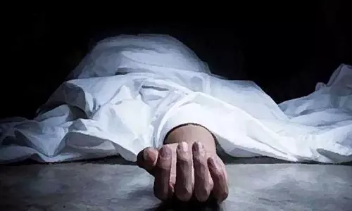 ஊத்துக்குளி அருகே பள்ளத்திற்குள் பாய்ந்த மோட்டார் சைக்கிள் - வாலிபர் பலி