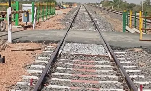 ஓசூரில் ரெயில்வே பாலம் விரிவாக்க பணி  தொடங்கியதால் போக்குவரத்து மாற்றம்