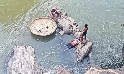 ஒகேனக்கல்லில் கூட்டம் அதிகரிக்கும்போது தீவிர கண்காணிப்பில் போலீசார் ஈடுபட வேண்டும்