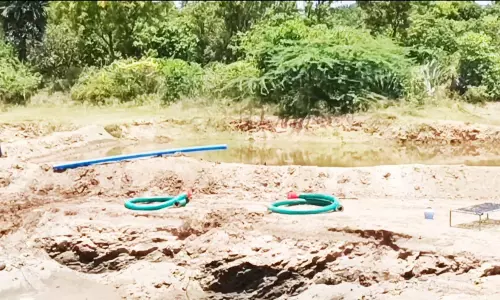 மீன் பிடிப்பதற்காக ஏரி நீரை வீணாக வெளியேற்றுவதை தடுக்க வேண்டும்