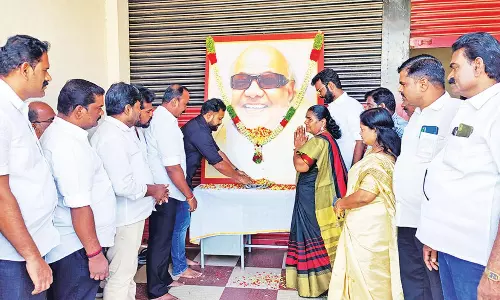 5-ம் ஆண்டு நினைவு நாளையொட்டி தருமபுரி மாவட்ட தி.மு.க.வினர்  மாலை அணிவித்து மரியாதை