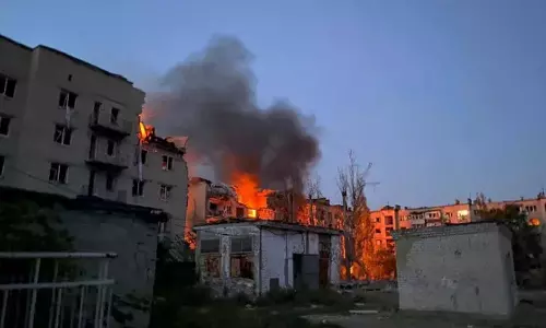 உக்ரைனில் குடியிருப்பு கட்டிடத்தின் மீது ரஷியா ஏவுகணை தாக்குதல்: 5 பேர் பலி