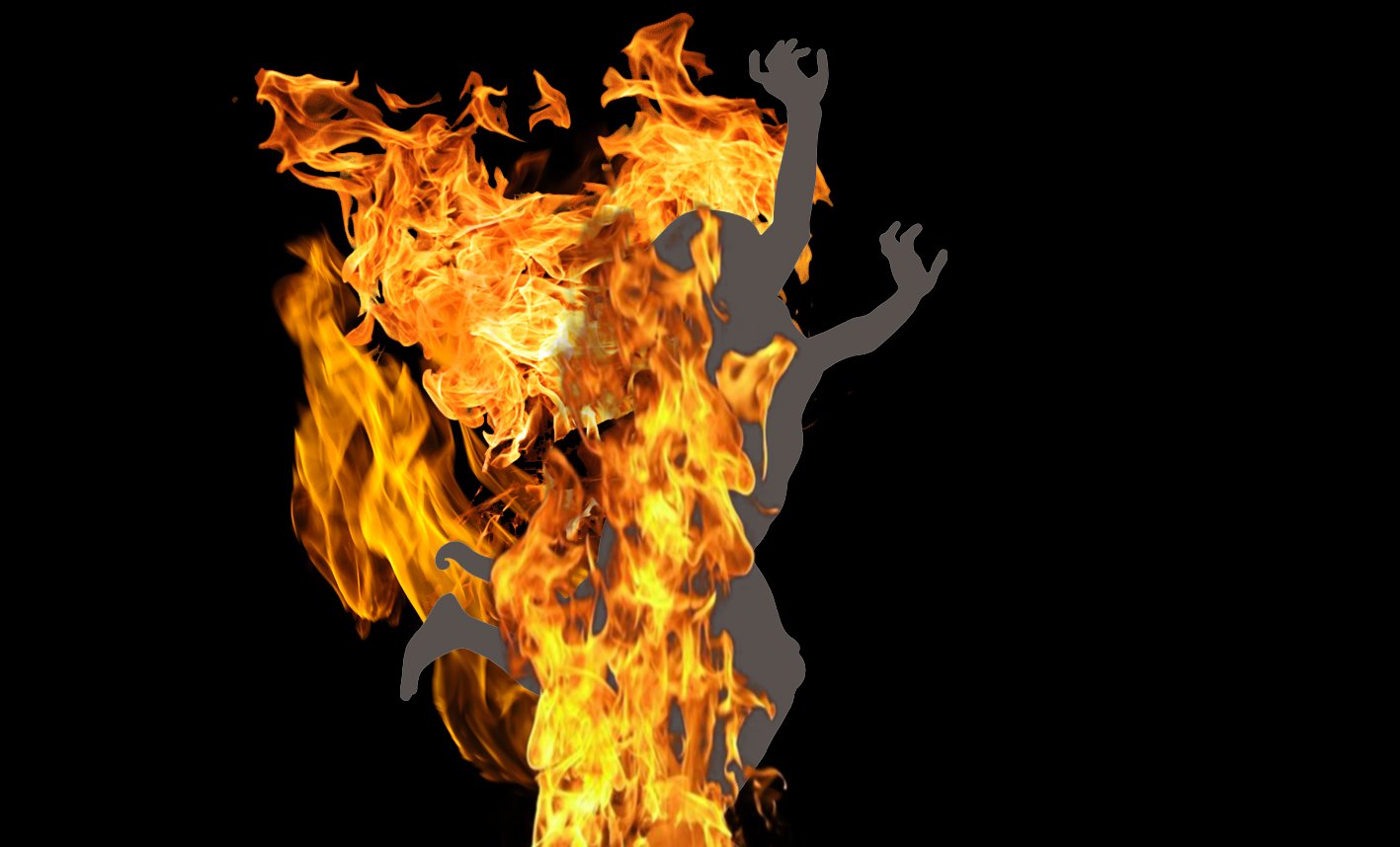 காகிதத்தை எரித்த பெண்ணின் உடலில் தீப்பற்றி சாவு