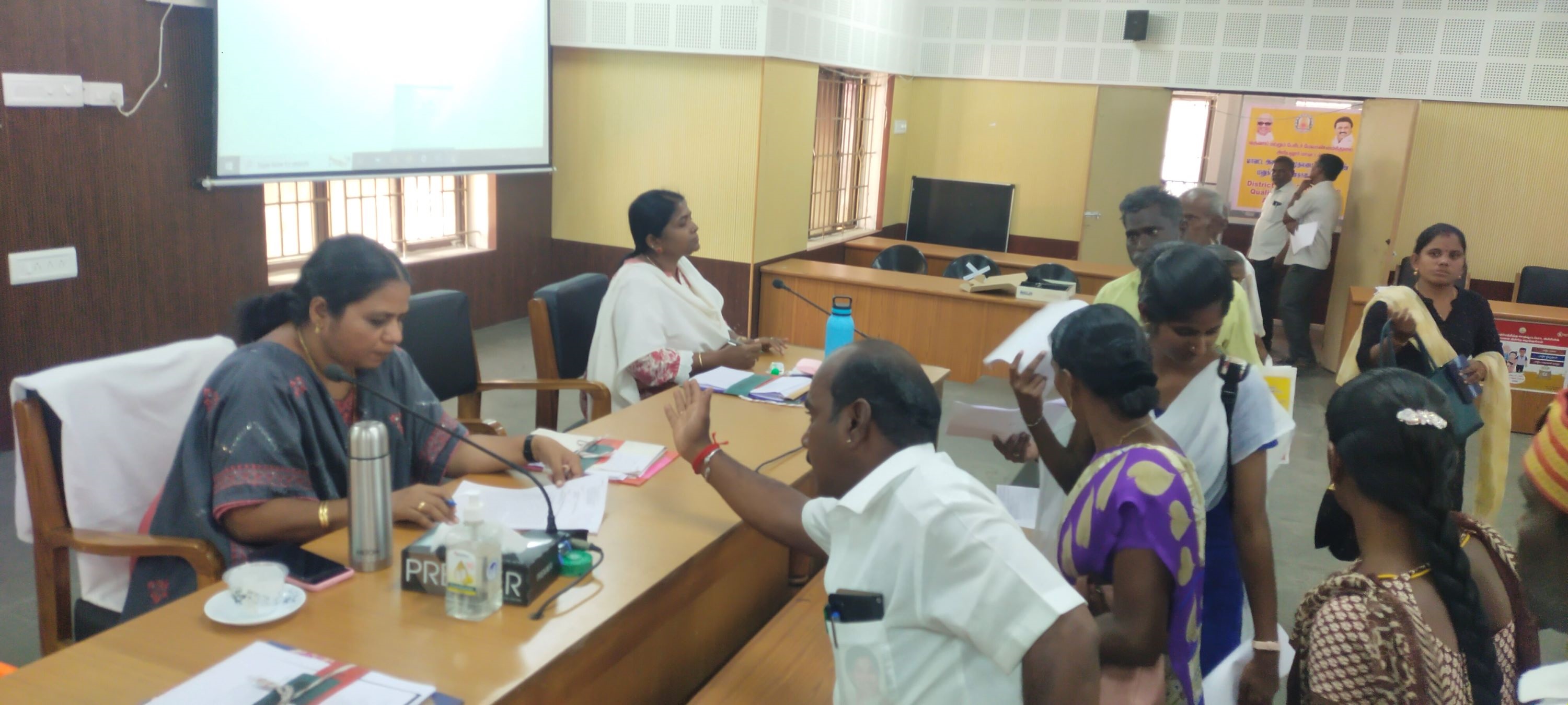 மக்கள் குறை தீர் கூட்டத்தில் 384 கோரிக்கை மனுக்கள்