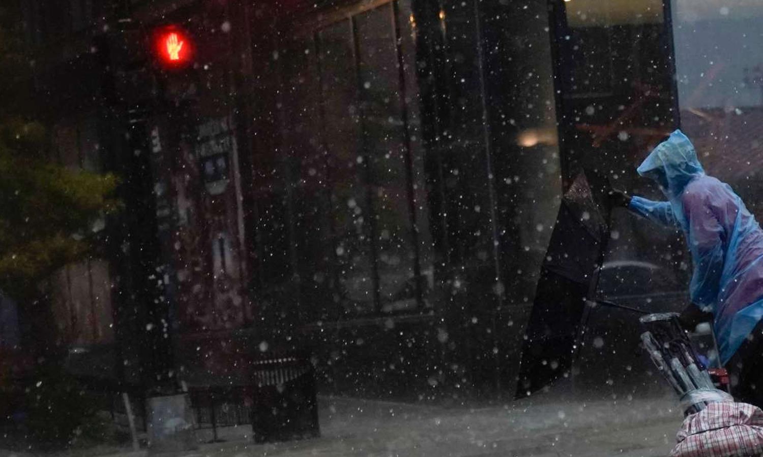 அமெரிக்காவில் 10 மாகாணங்களை தாக்கிய சூறாவளி புயல், கனமழை- ஆயிரக்கணக்கான விமானங்கள் ரத்து