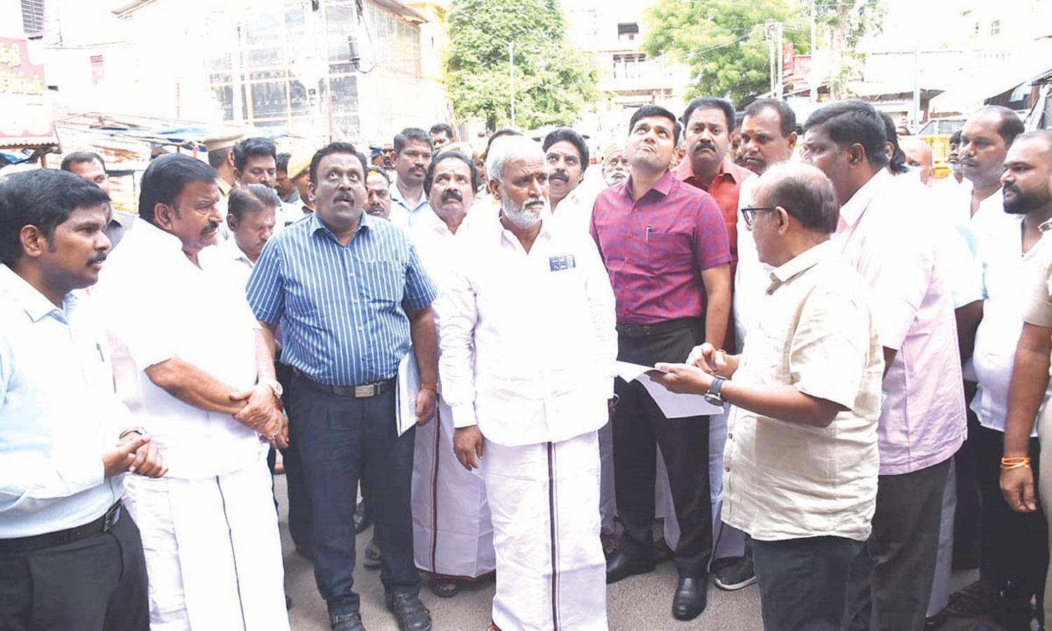 இடிந்து விழுந்த ஸ்ரீரங்கம் கிழக்கு கோபுர கொடுங்கை பழமை மாறாமல் புதுப்பிக்கப்படும்-  அமைச்சர் சேகர்பாபு பேட்டி