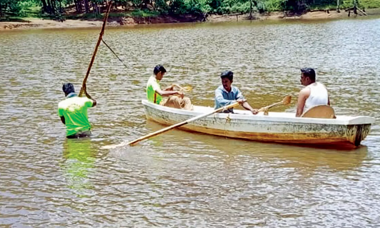 கொடைக்கானலில் நீர்த்தேக்கத்தில் விழுந்த வாலிபரை 3-ம் நாளாக தேடும் பணி கொடைக்கானலில் நீர்த்தேக்கத்தில் விழுந்த வாலிபரை 3-ம் நாளாக தேடும் பணி