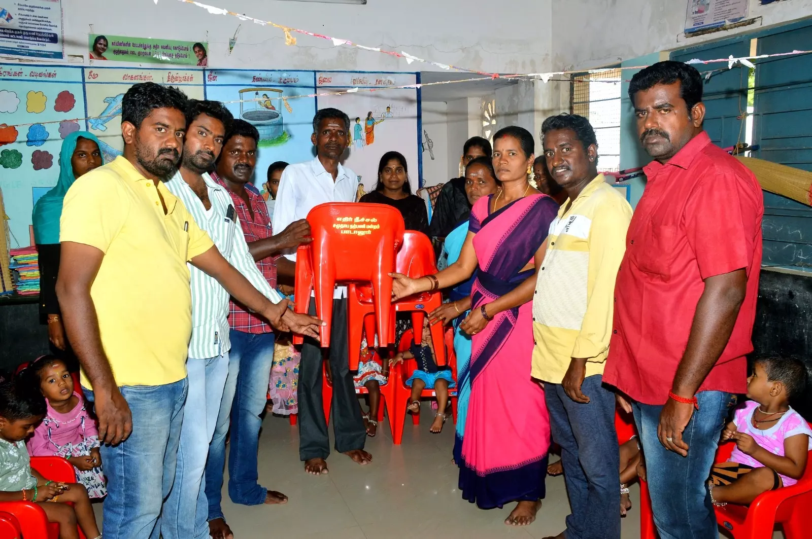 அங்கன்வாடி மையத்திற்கு நாற்காலி வழங்கும் விழா