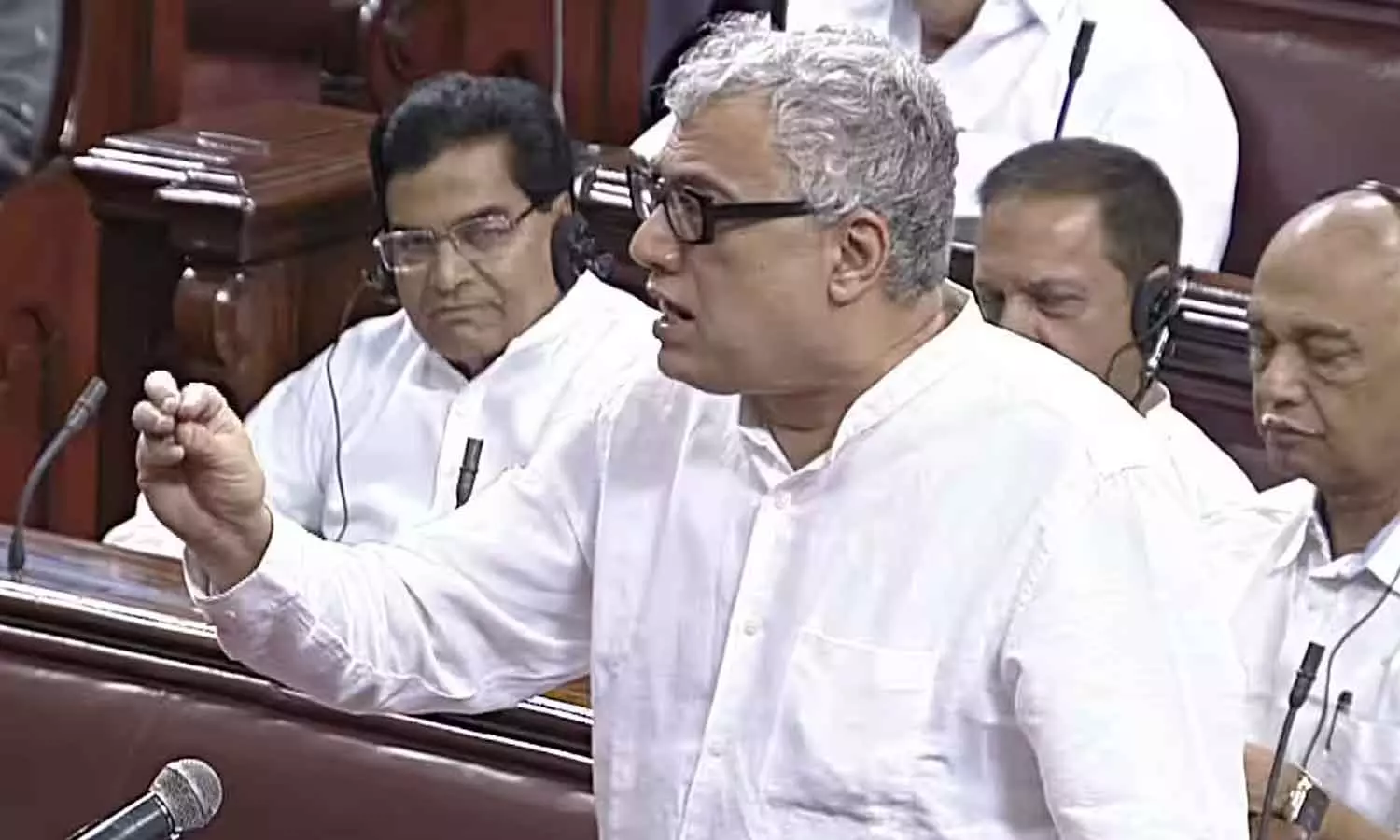 திரிணாமுல் காங்கிரஸ் எம்.பி. சஸ்பெண்டு- மேல்சபை நடவடிக்கைகளை சீர்குலைத்ததால் நடவடிக்கை