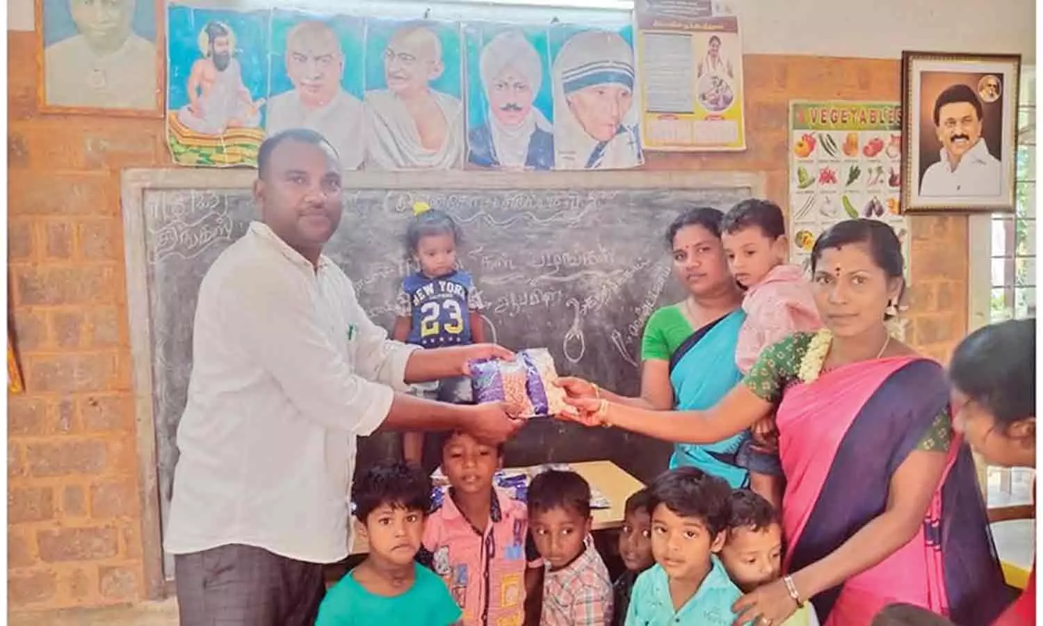 அங்கன்வாடி மைய குழந்தைகளுக்கு உணவுப்பொருட்கள்