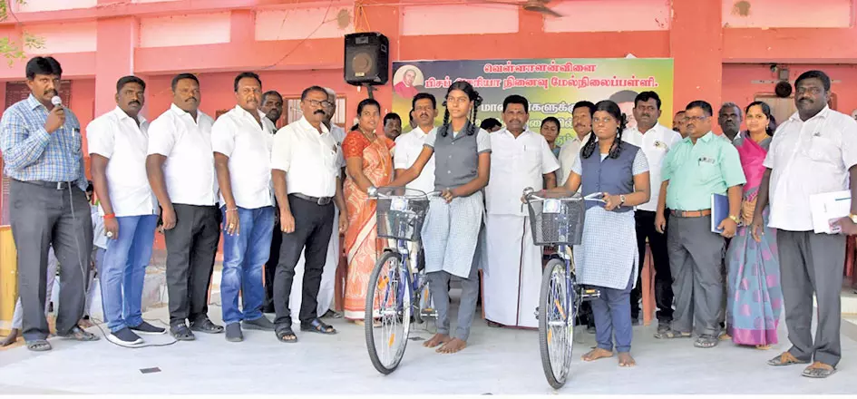 உடன்குடி அருகே பள்ளி மாணவிகளுக்கு இலவச சைக்கிள்கள் - அமைச்சர் அனிதா ராதாகிருஷ்ணன் வழங்கினார்