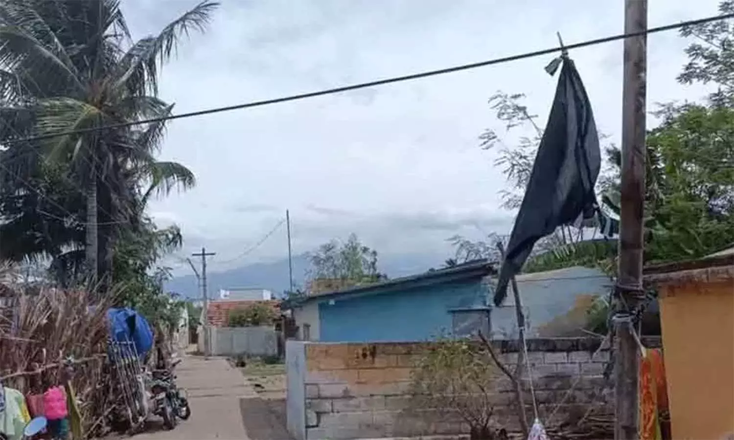 கைத்தறி நெசவாளர்கள் கருப்புக் கொடி கட்டி போராட்டம்