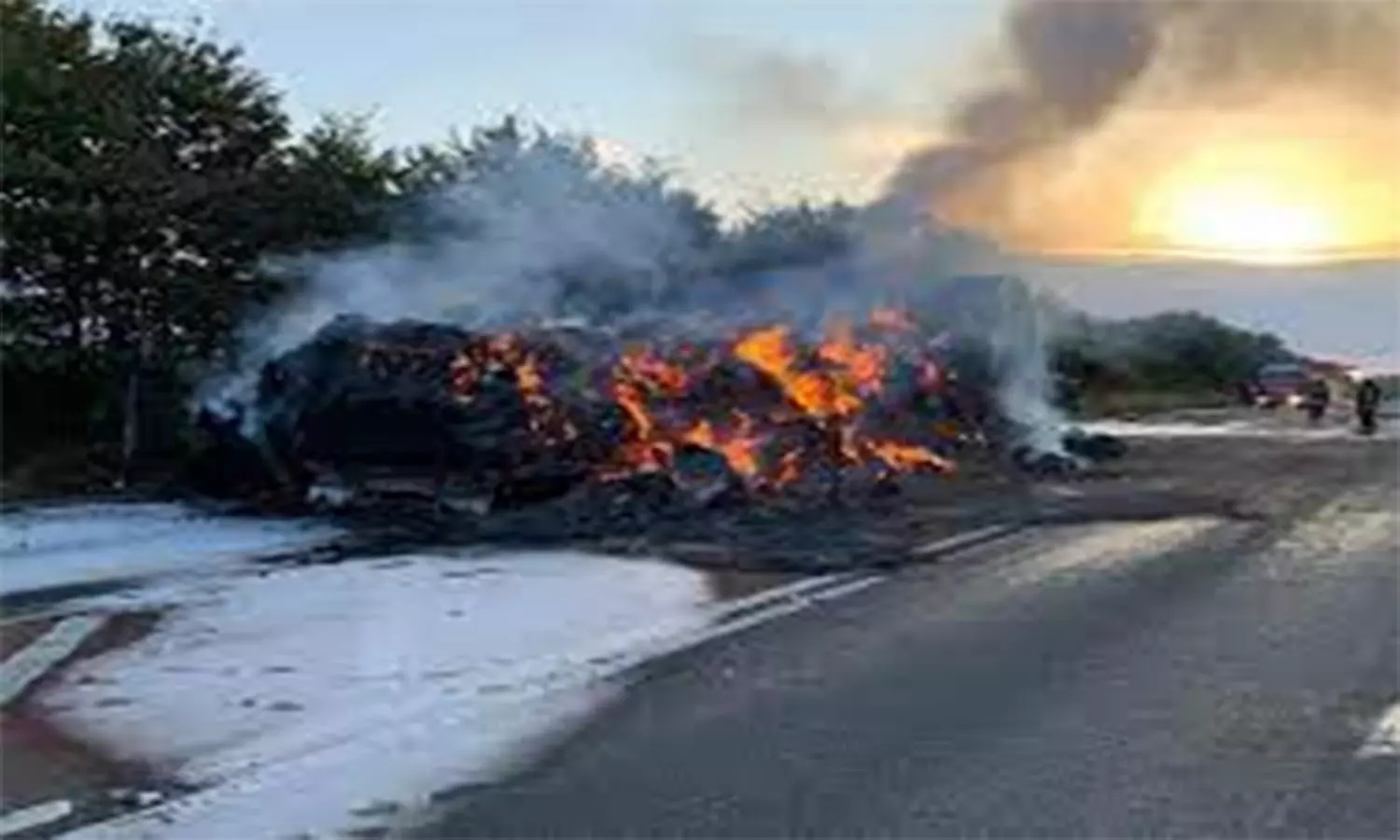 மின் கம்பி உரசியதால் லாரி தீ பிடித்தது