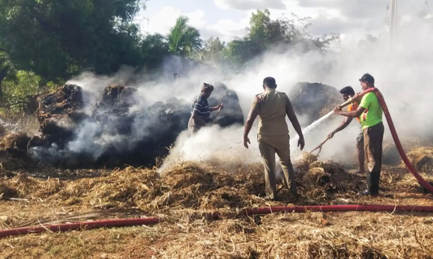 வைக்கோல் போர் தீப்பிடித்து எரிந்து நாசம் வைக்கோல் போர் தீப்பிடித்து எரிந்து நாசம்