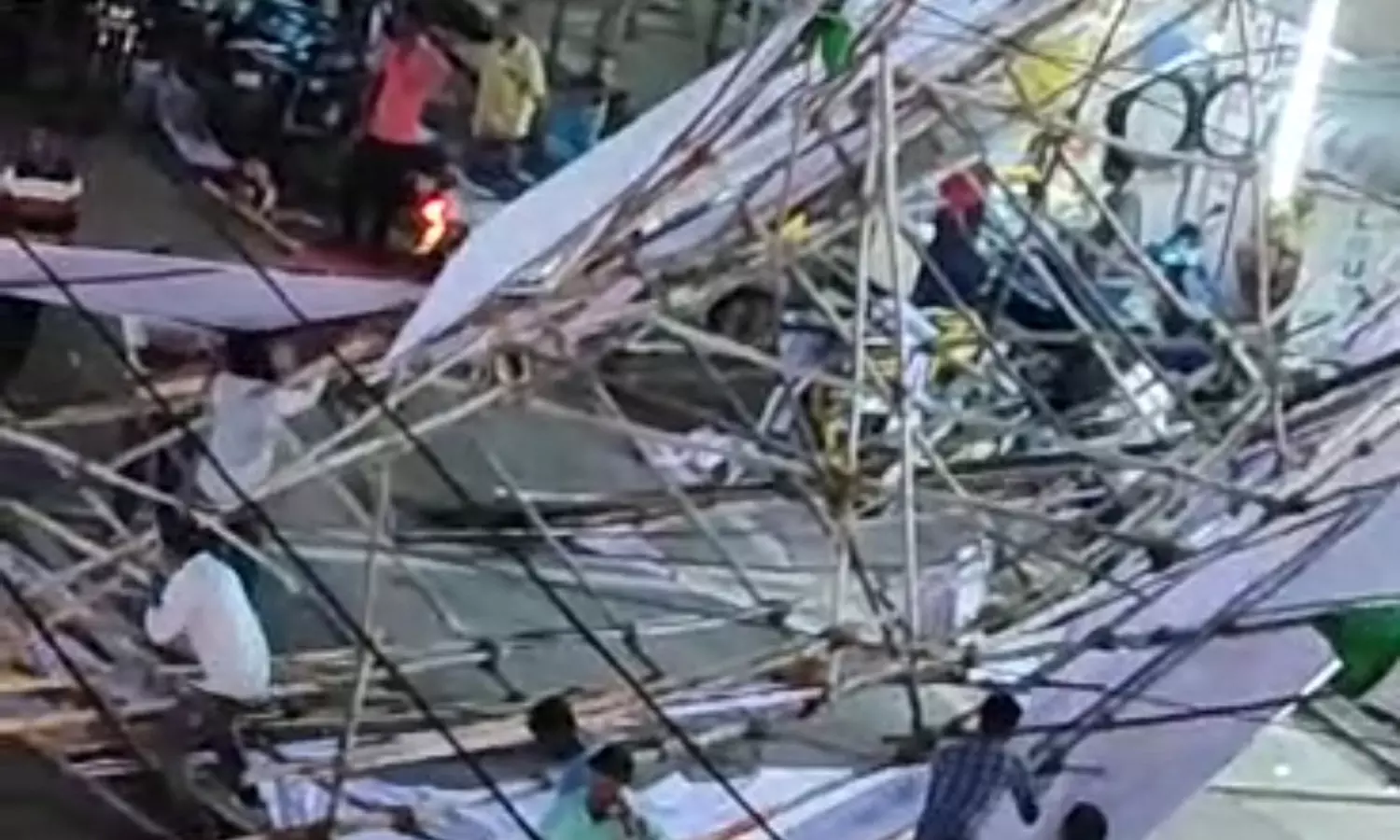 புதுச்சேரியில் அலங்கார வளைவு சரிந்து விழுந்ததில் 3 பேர் காயம் புதுச்சேரியில் அலங்கார வளைவு சரிந்து விழுந்ததில் 3 பேர் காயம்