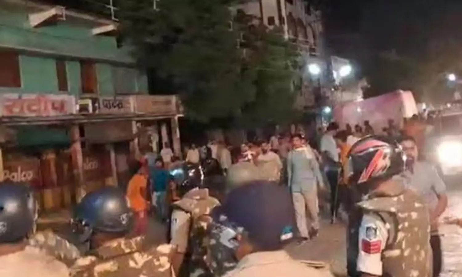 ம.பி.யில் கன்வர் யாத்திரை பக்தர்கள் மீது கல்வீச்சு: வாகனங்கள் உடைப்பு-போலீஸ் தடியடி ம.பி.யில் கன்வர் யாத்திரை பக்தர்கள் மீது கல்வீச்சு: வாகனங்கள் உடைப்பு-போலீஸ் தடியடி