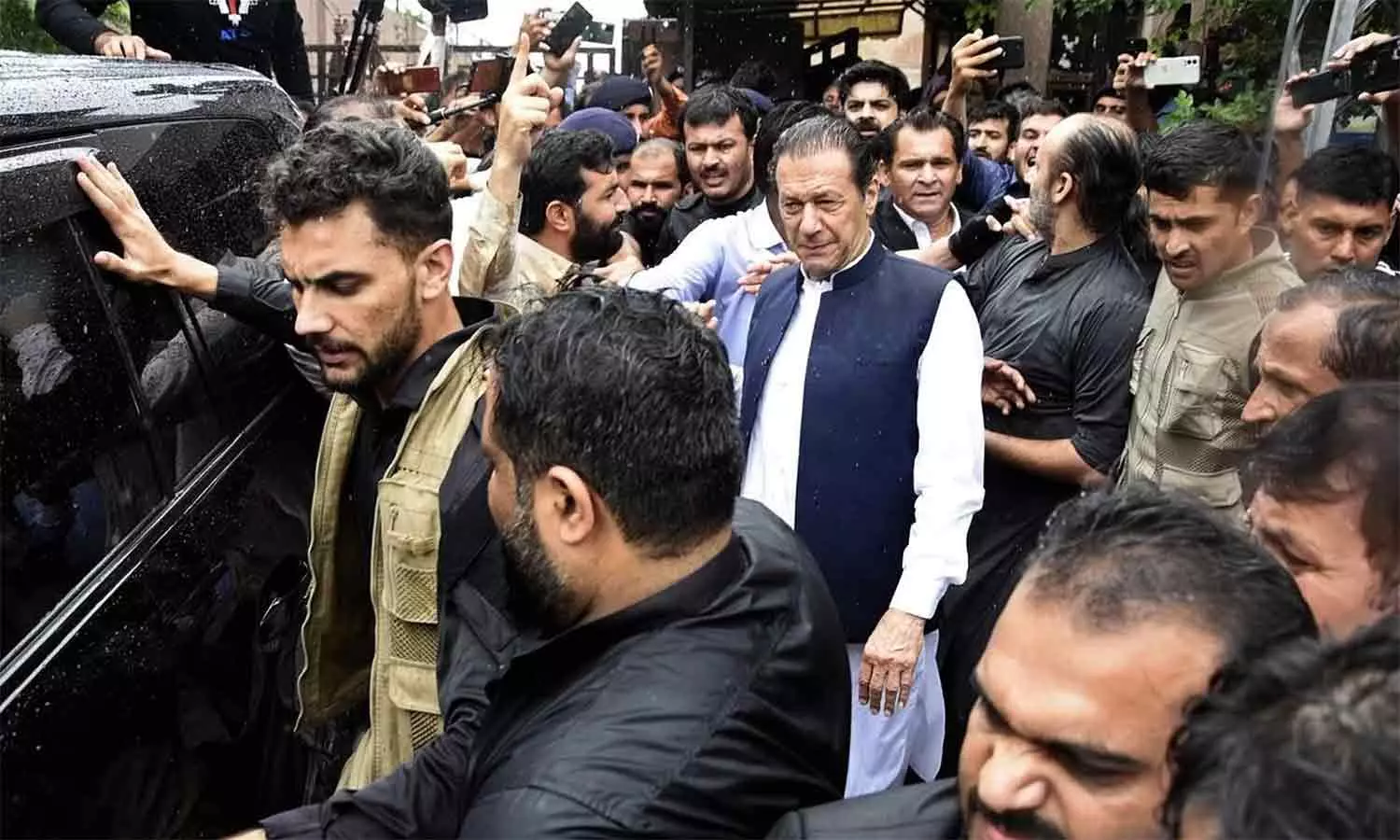 பாகிஸ்தானில் இம்ரான் கான் ஆதரவாளர்கள் 200 பேர் கைது