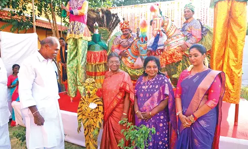 புலியாட்டம் ஆடிய சிறுவனை அழைத்து பாராட்டிய ஜனாதிபதி- சாலையில் நின்ற குழந்தைகளுக்கு சாக்லேட் வழங்கினார்