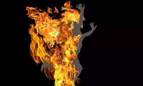 காகிதத்தை எரித்த பெண்ணின் உடலில் தீப்பற்றி சாவு