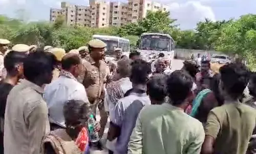 லாரி ஓட்டுநரின் குடும்பத்துக்கு இழப்பீடு கேட்டு உறவினர்கள் போராட்டம்