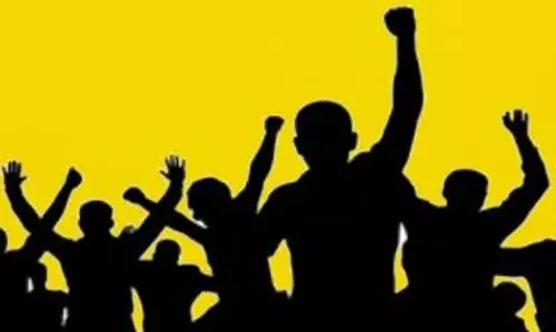 காவல் நிலையம் முன்பு ஊராட்சி ஒன்றிய துணை தலைவர் தர்ணா போராட்டம்