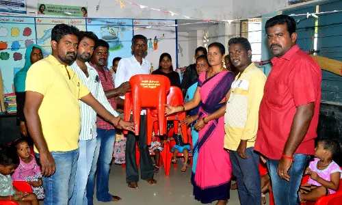 அங்கன்வாடி மையத்திற்கு நாற்காலி வழங்கும் விழா