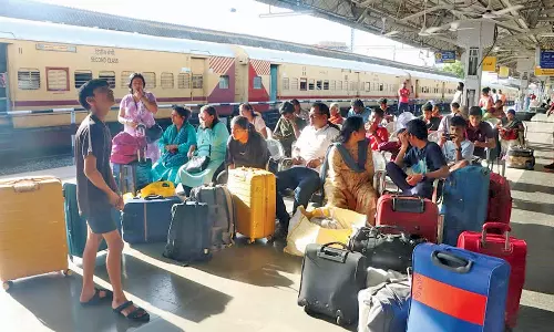 சுரங்கப்பாதை அமைக்கும் பணி: நாகர்கோவிலுக்கு வந்த ரெயில்கள் நடுவழியில் நிறுத்தப்பட்டதால் பயணிகள் பரிதவிப்பு