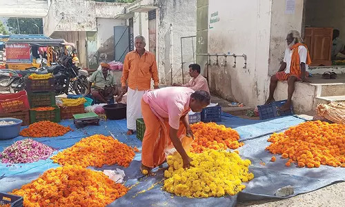 தோவாளையில் பூக்கள் விலை குறைவு
