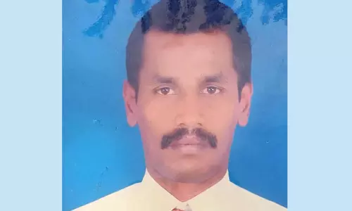 ஈரோடு அருகே இன்று தனியார் பள்ளி ஆசிரியர் ரெயில் முன் பாய்ந்து தற்கொலை