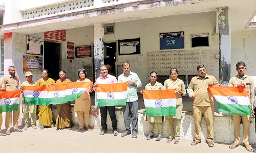 சுதந்திர தினத்தையொட்டி பாளை தலைமை தபால் நிலையத்தில் தேசிய கொடி விற்பனை தொடக்கம்